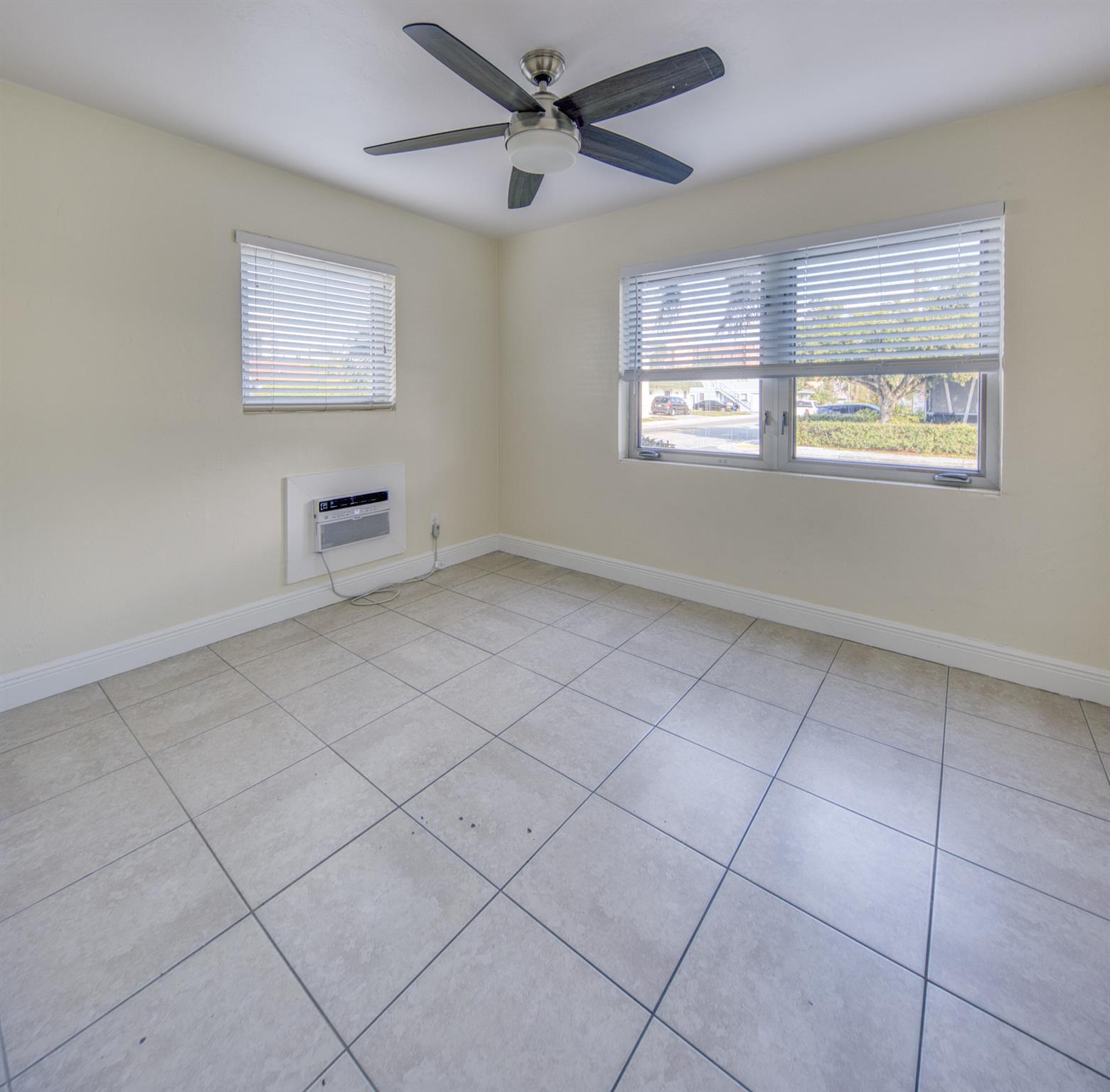 LAKE WORTH TOWN OF - Residential Lease