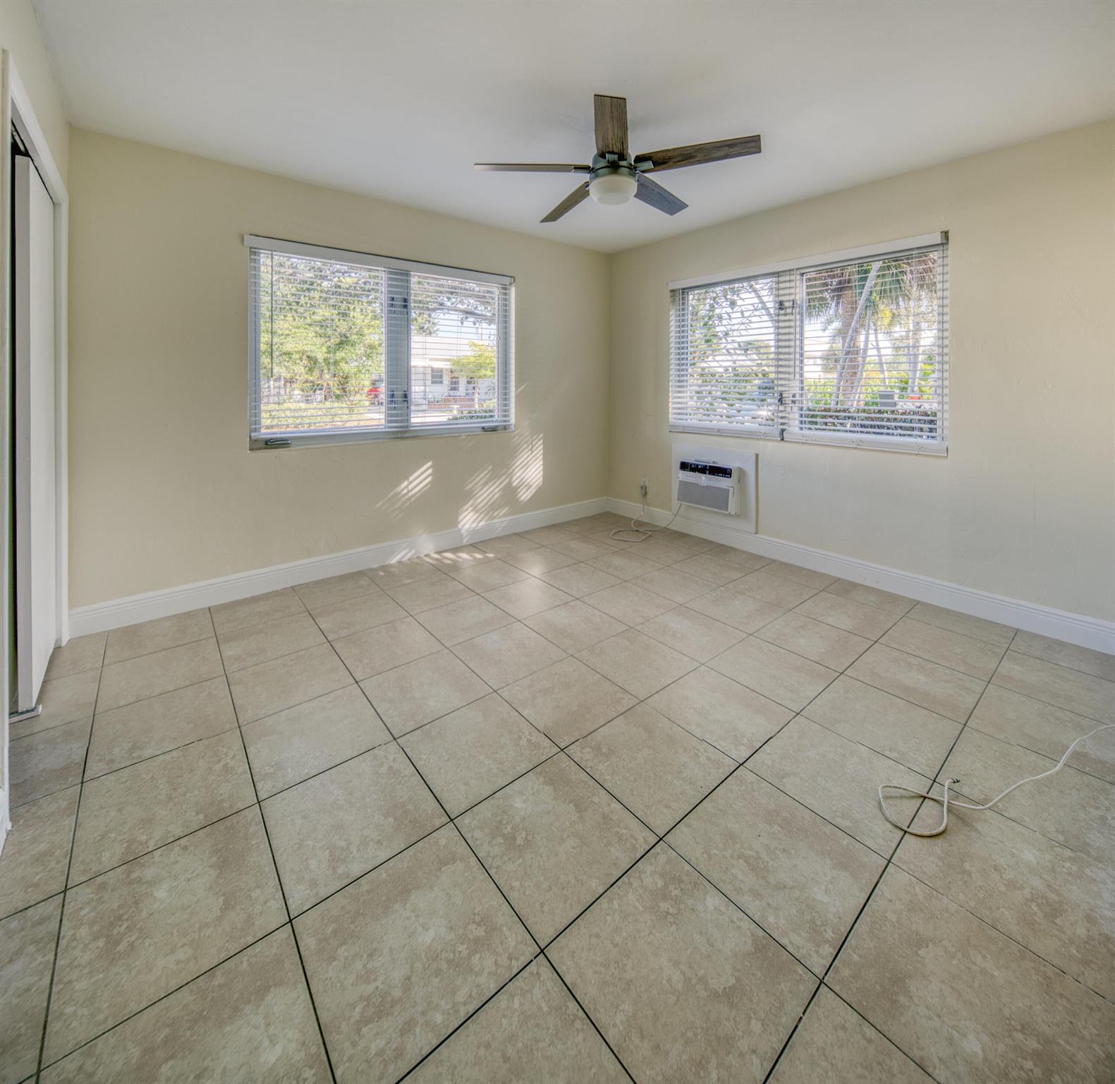 LAKE WORTH TOWN OF - Residential Lease