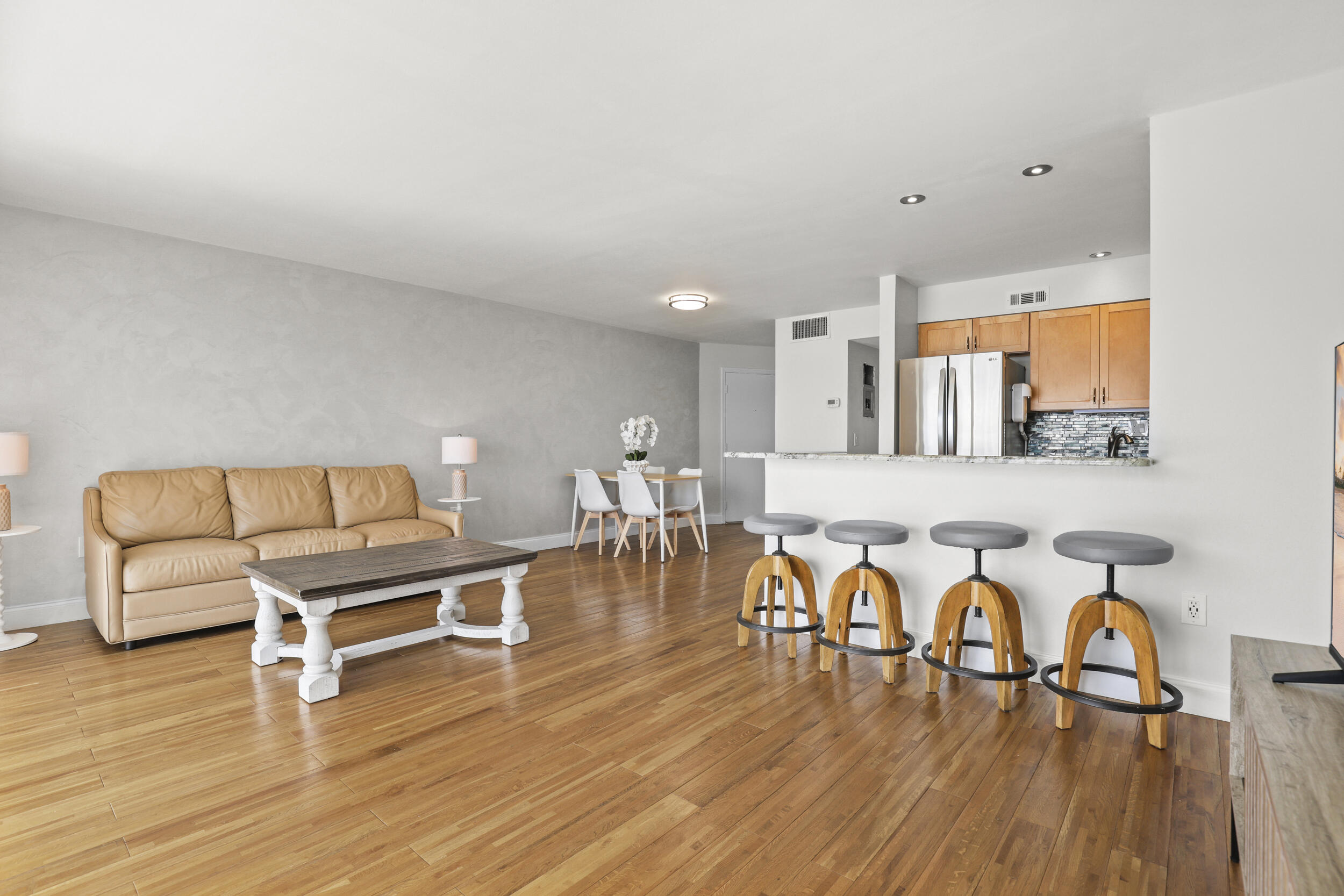 WILSHIRE NORTH CONDOS - Residential Lease