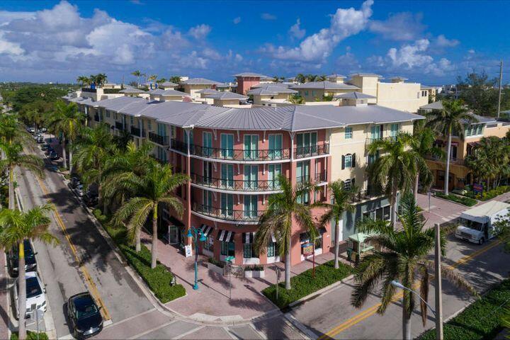 Steps from Atlantic Ave in the heart of Pineapple Grove. Beautiful 1/1 apartment in The Astor with south facing courtyard level view of European fountain. Kitchen boasts black granite counters, SS appliances, double sink and pantry. High ceiling, open floor plan with tumbled marble floors, a large foyer closet, plus two separate linen closets. Generous sized bedroom w/ walk-in closet. Bathroom has double sinks, shower/soaking tub combo, marble floor and vanity top. Assigned parking spot in gated garage, rooftop pool with covered area, gas grill and dining tables. Condo approval required with a 650-credit score minimum. AVAILABLE Nov 1st, 2024 (or sooner with Association Approval & Current Tenant Move-Out) as an Unfurnished Annual only