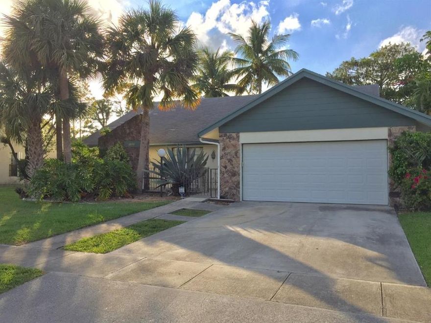 This spacious 4/2/2 single family house is located in an ideal neighborhood, with community swimming pool and tennis court across the street (just a few steps from the house). Cable TV and high-speed internet are included (extra save).