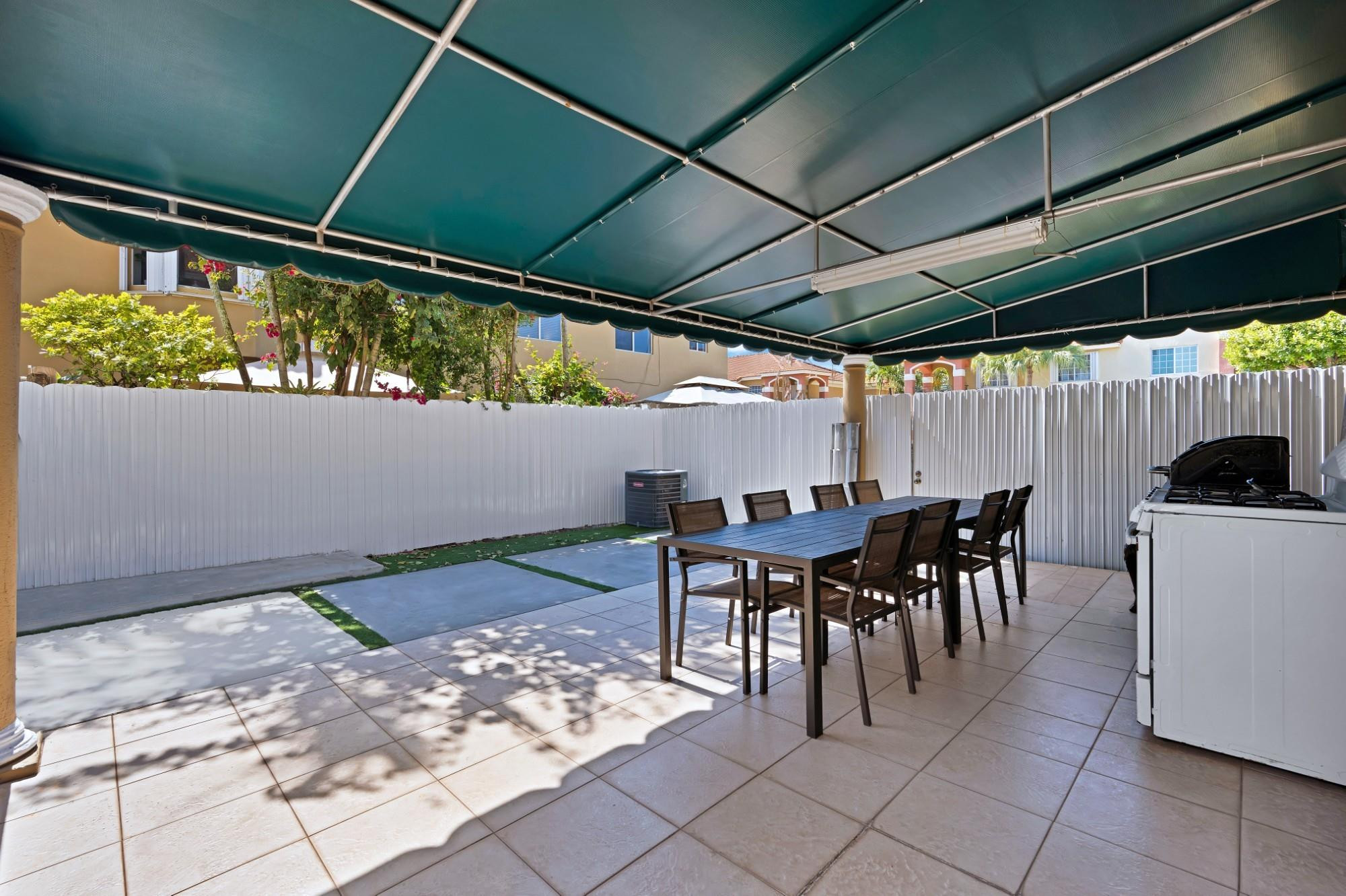 VISTA ALEGRE TOWNHOMES VI - Residential