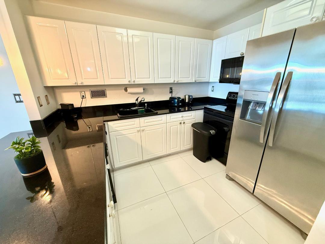 2301 Collins Avenue 931