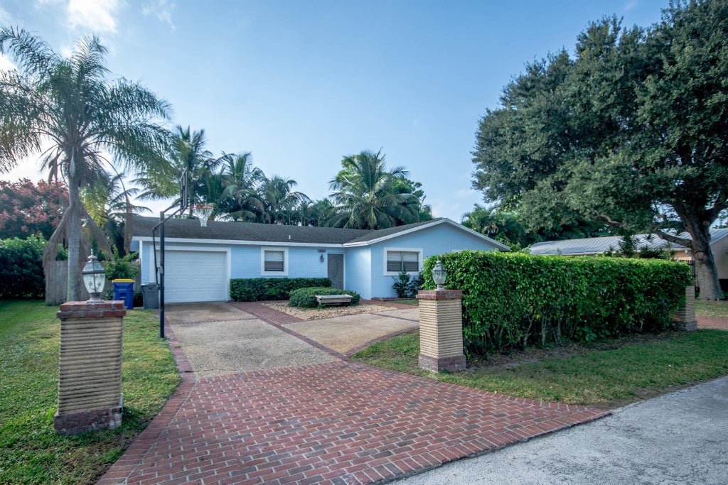 Photo of 4906 SE Manatee Terrace, Stuart, FL 34997 (MLS # R10933035)