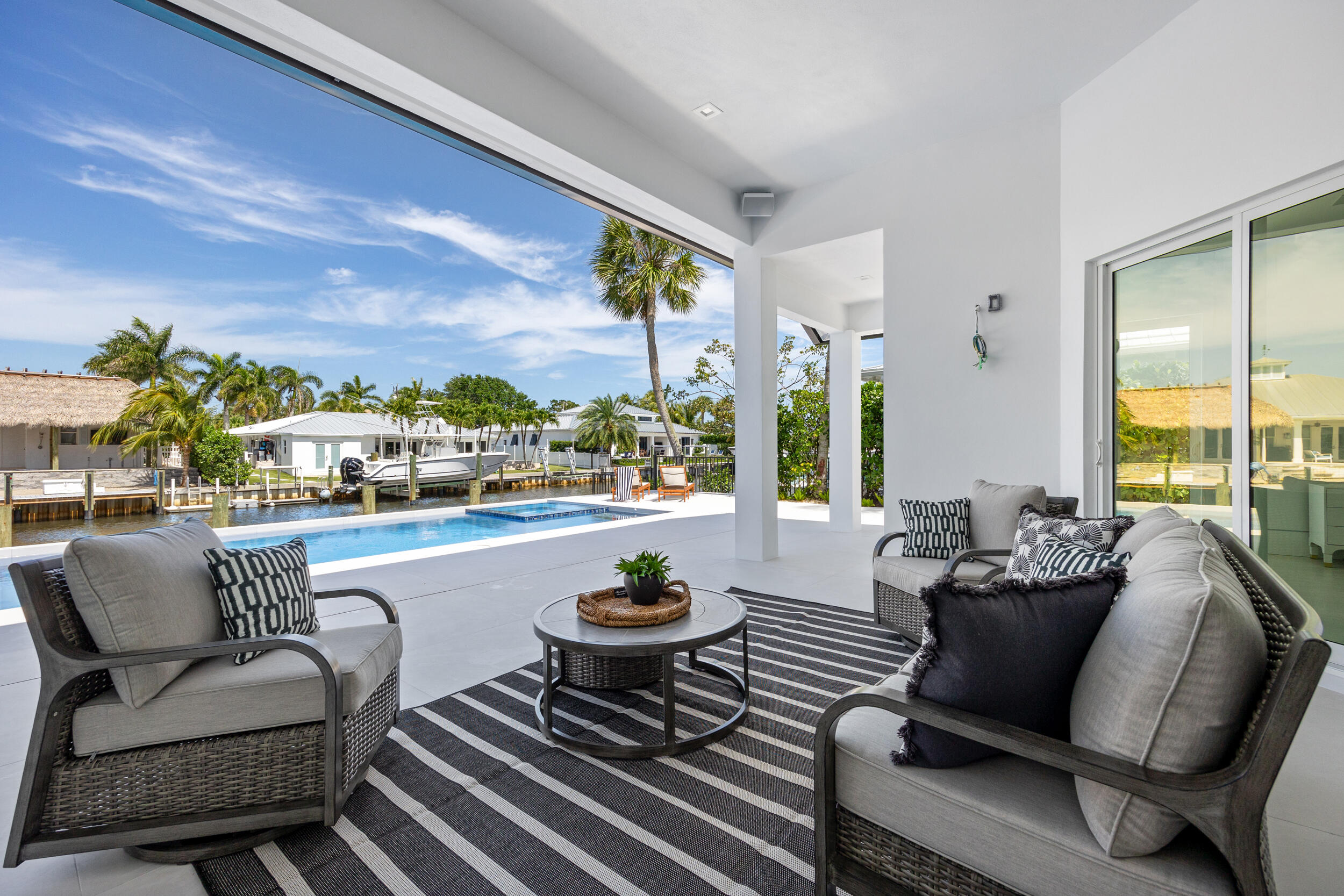 COUNTRY CLUB POINT - Residential