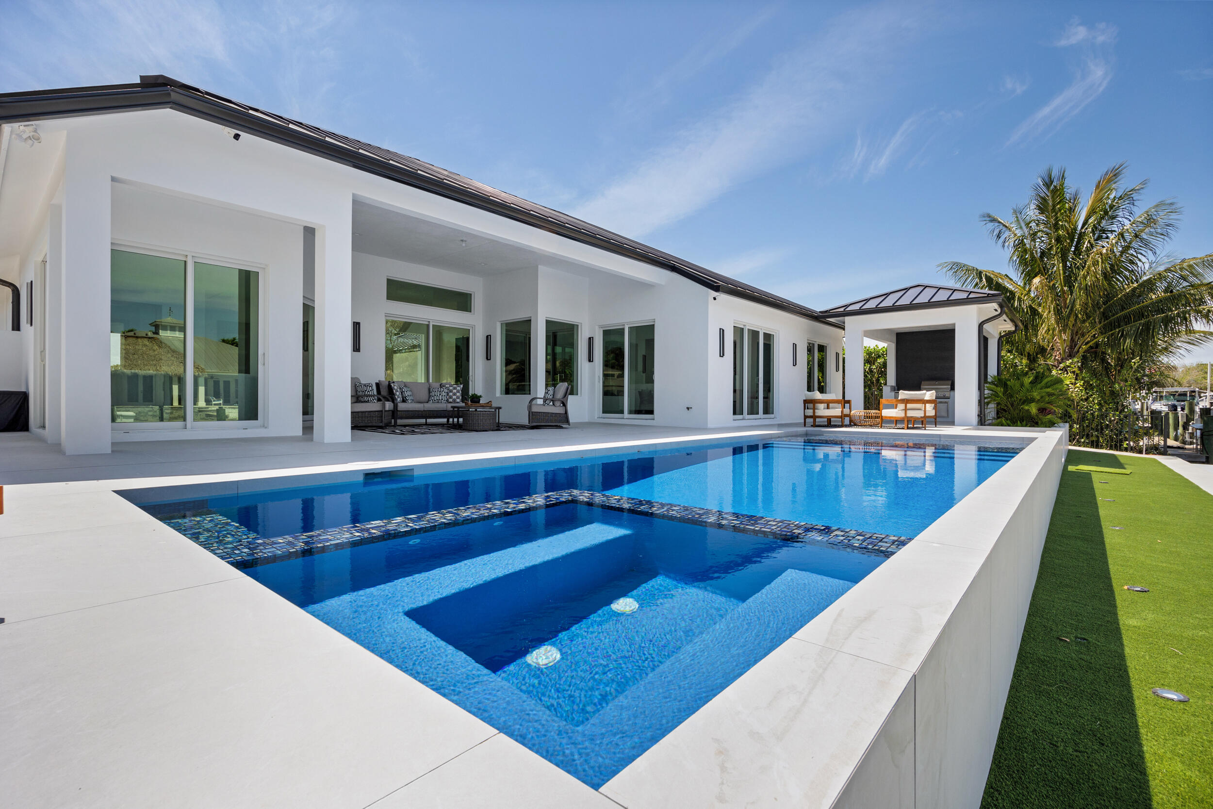 COUNTRY CLUB POINT - Residential