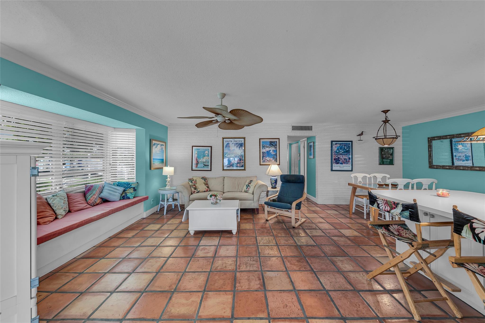 2541 NE 11th St 101