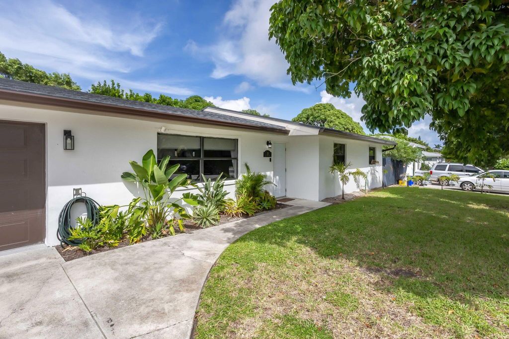 Photo of 213 SW 12th Avenue, Boynton Beach, FL 33435 (MLS # R11130101)
