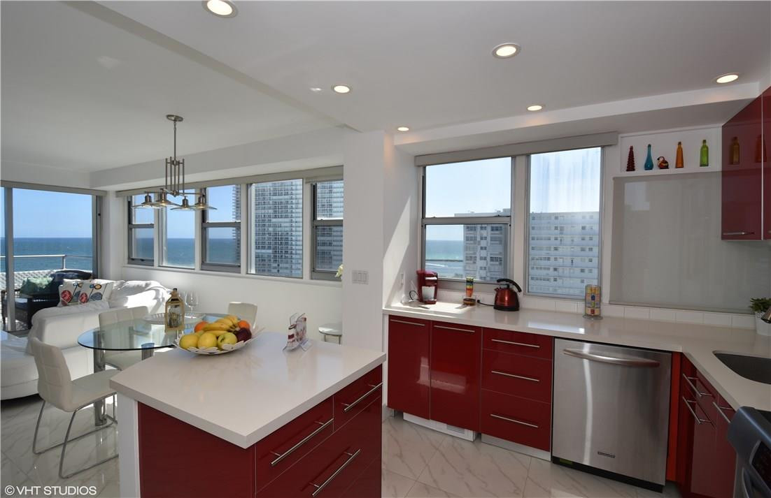 BREAKWATER TOWERS - Residential