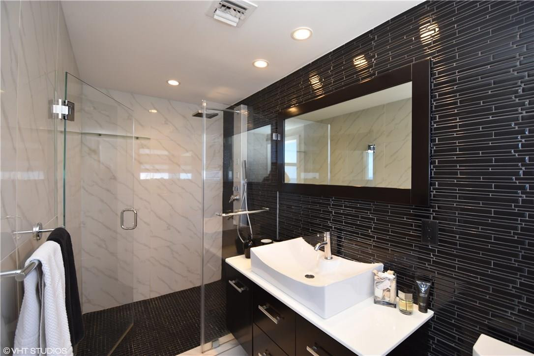 BREAKWATER TOWERS - Residential