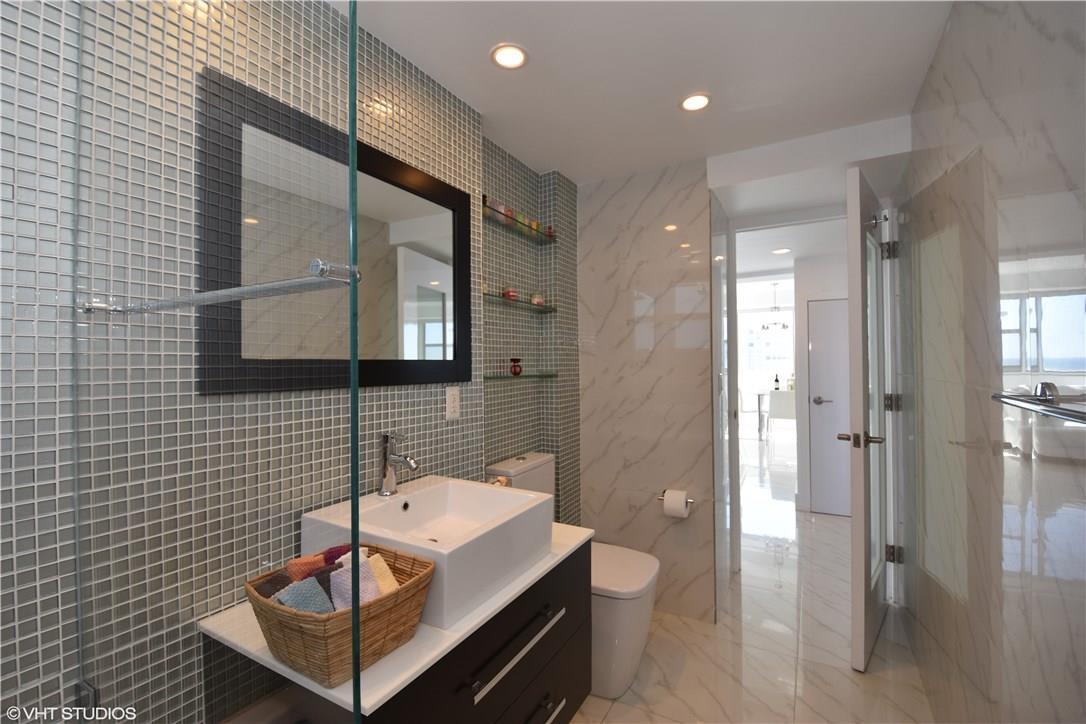 BREAKWATER TOWERS - Residential