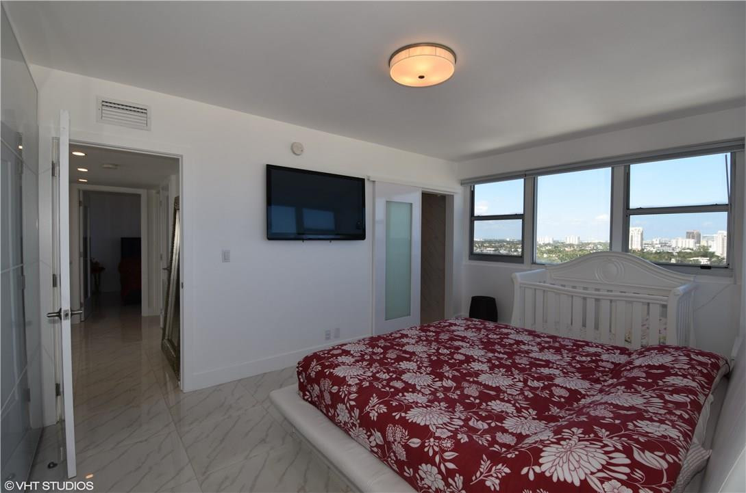 BREAKWATER TOWERS - Residential