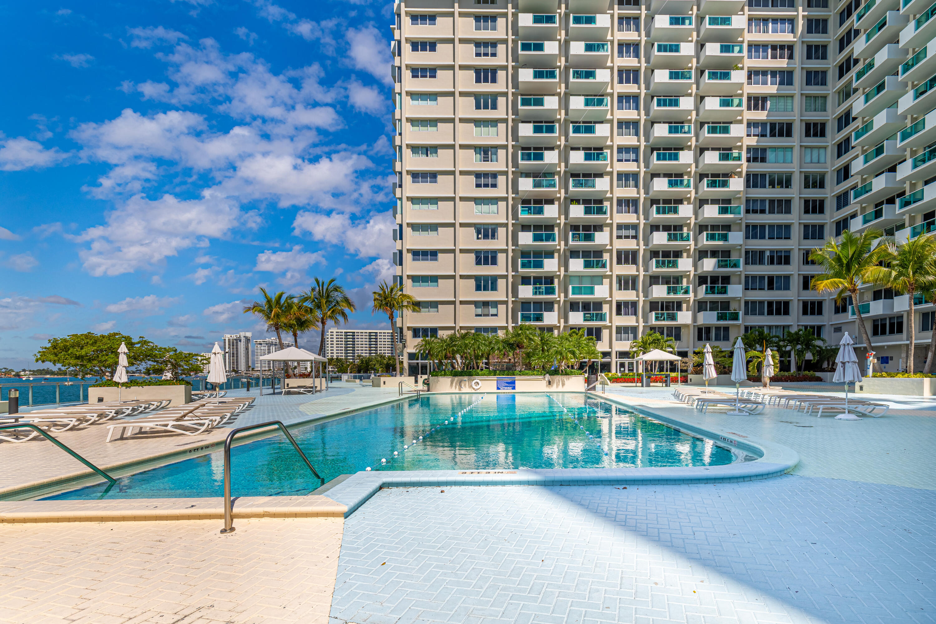 1200 West Avenue 1521