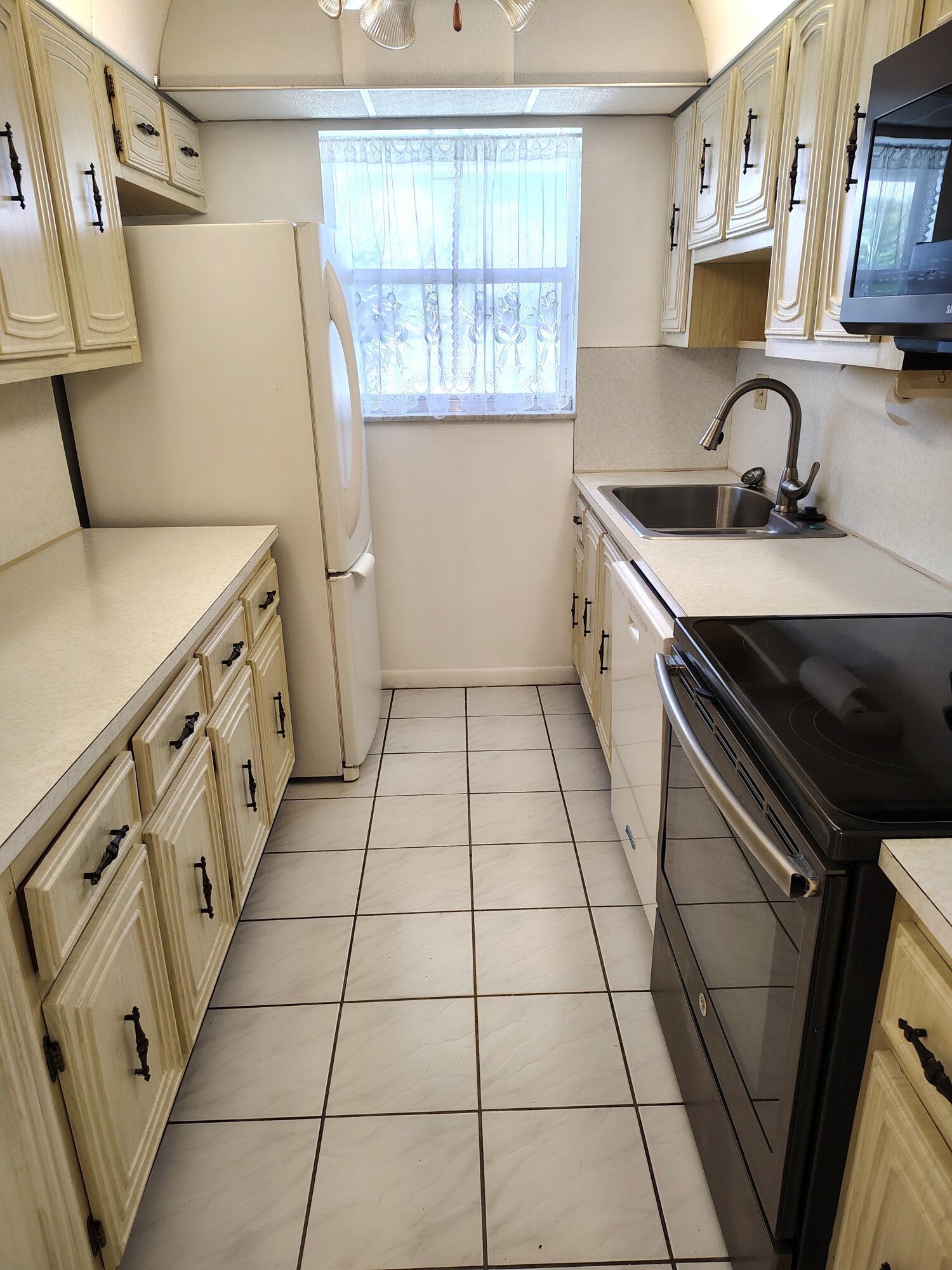 HIGH POINT OF DELRAY BEACH CONDO SEC I - Residential