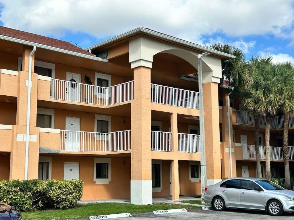 Photo of 6900 SW 39th Street #305J, Davie, FL 33314 (MLS # F10531046)
