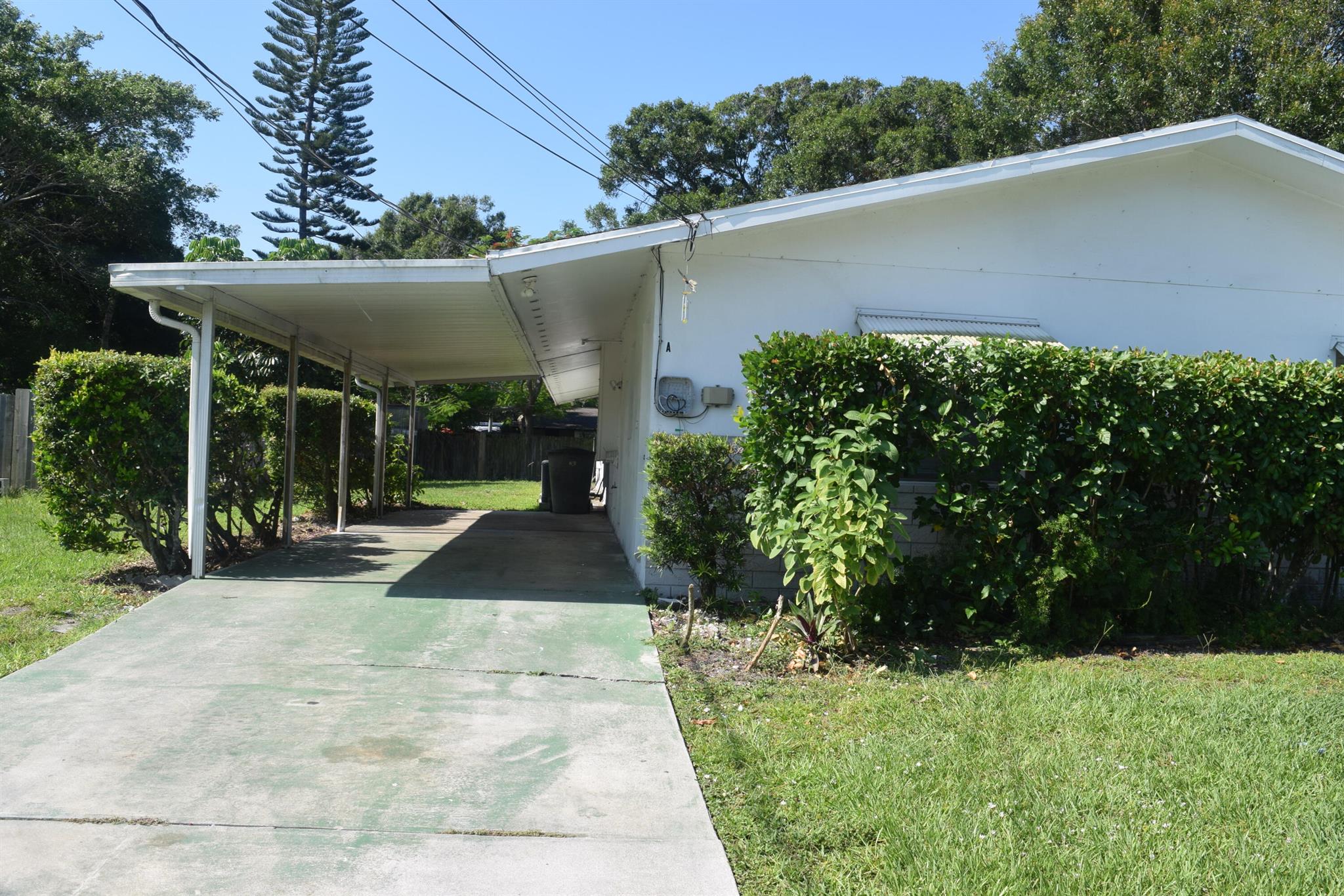 Great lay out with large kitchen and separate living area the unit also has interior laundry room. Recently painted in a great area of Ft. Pierce. Near the beach & great shopping area. There is no place like home!