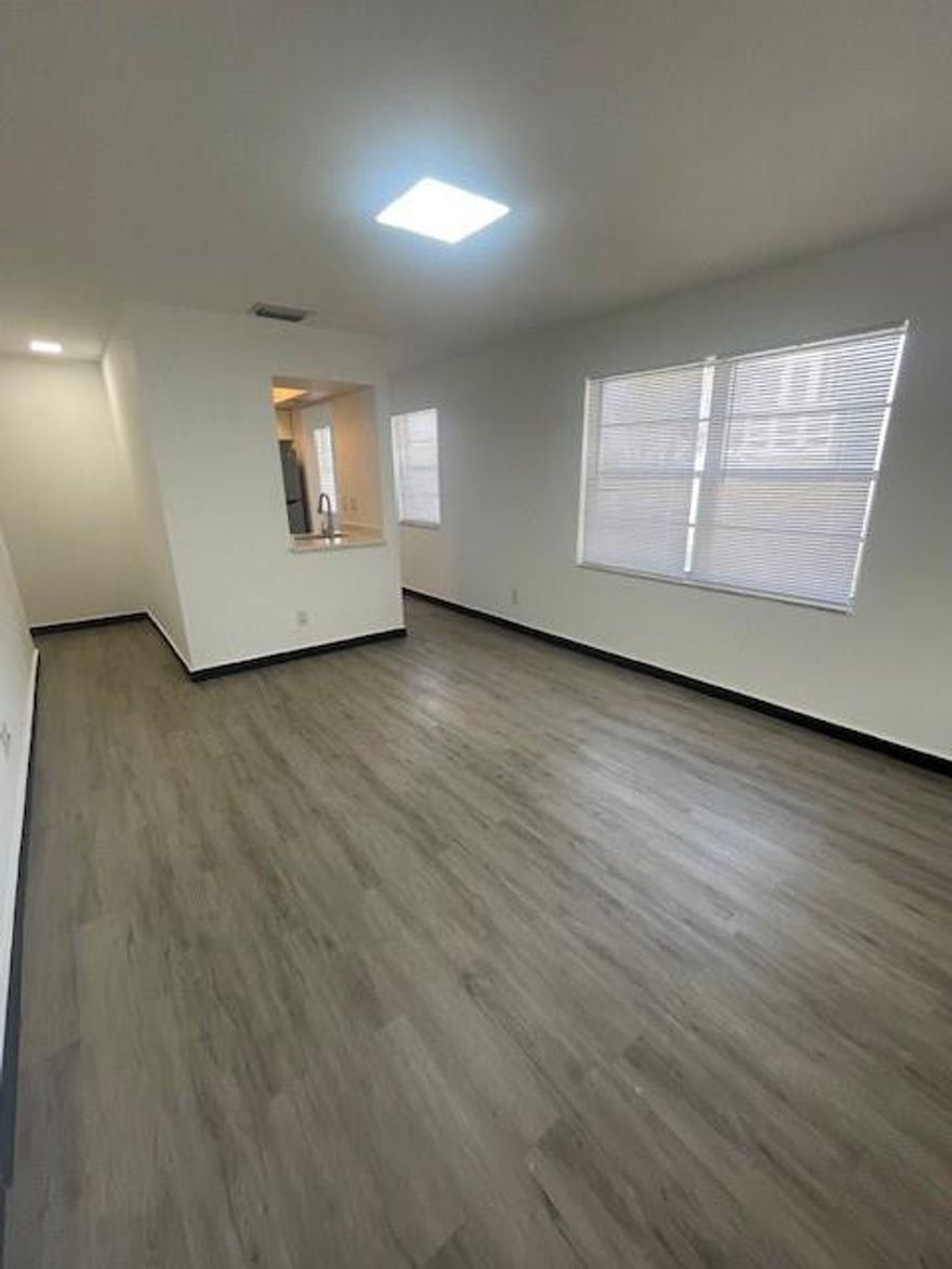 Beautiful 1 bedroom with a lot of windows and lighting with stainless steel appliances. Easy to show.
