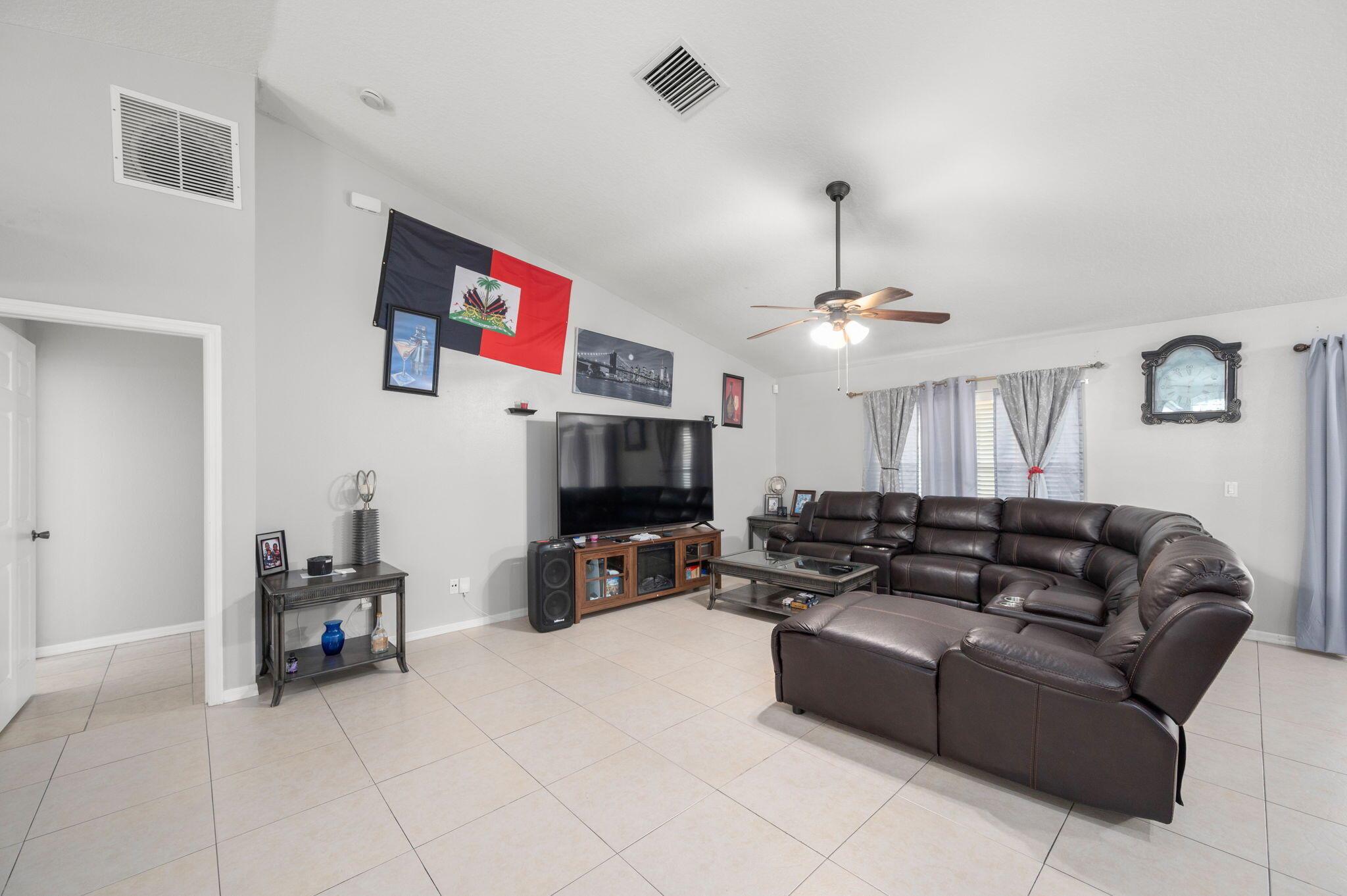 PORT ST LUCIE-SECTION 33- - Residential
