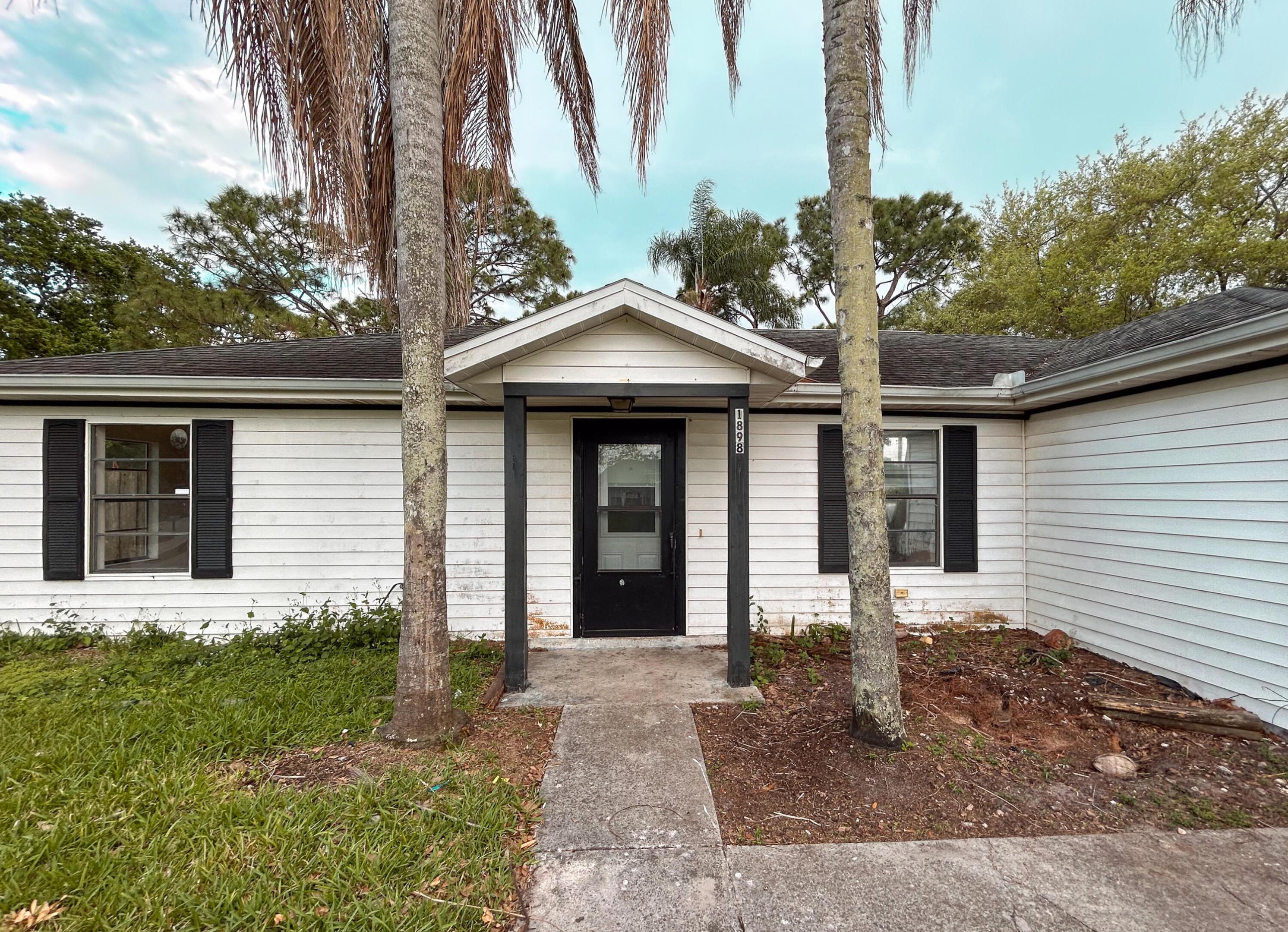 1898 SW Lofgren Avenue