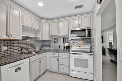 121 Lake Meryl Drive West Palm Beach FL 33411