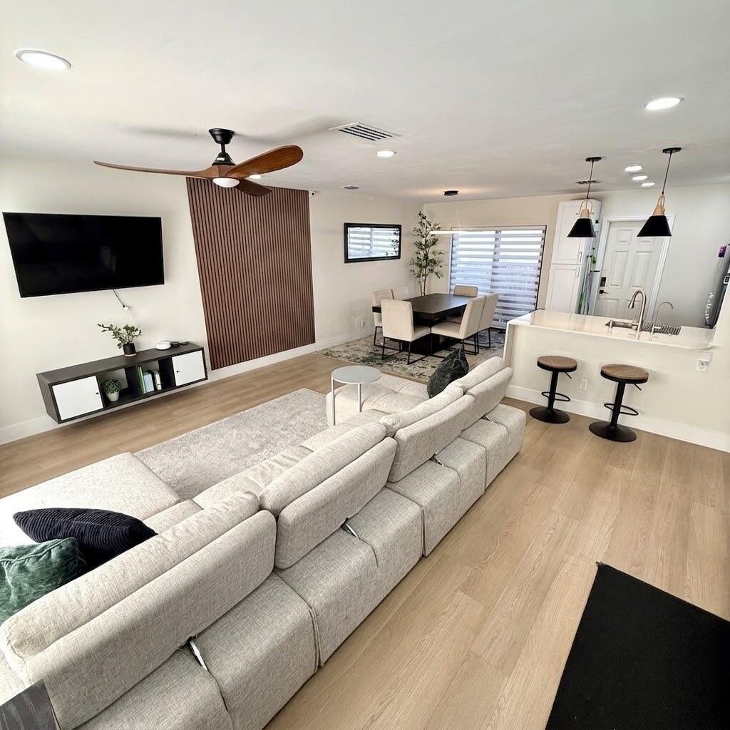 100 SW 7TH Street 1