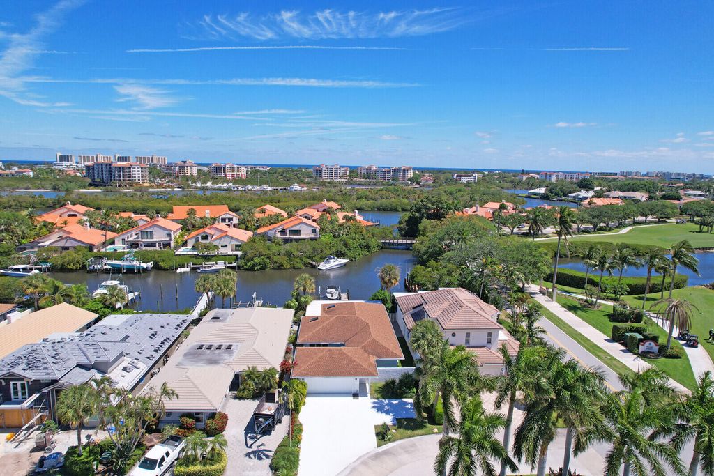 Photo of 17026 Bay Street, Jupiter, FL 33477 (MLS # R11073133)