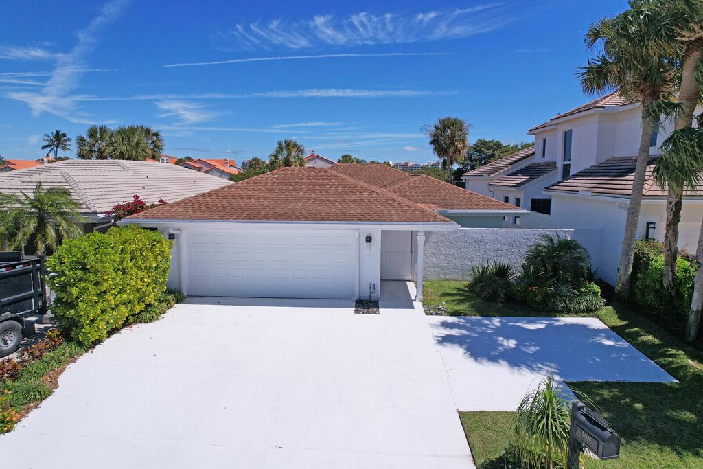 Photo of 17026 Bay Street, Jupiter, FL 33477 (MLS # R11073133)