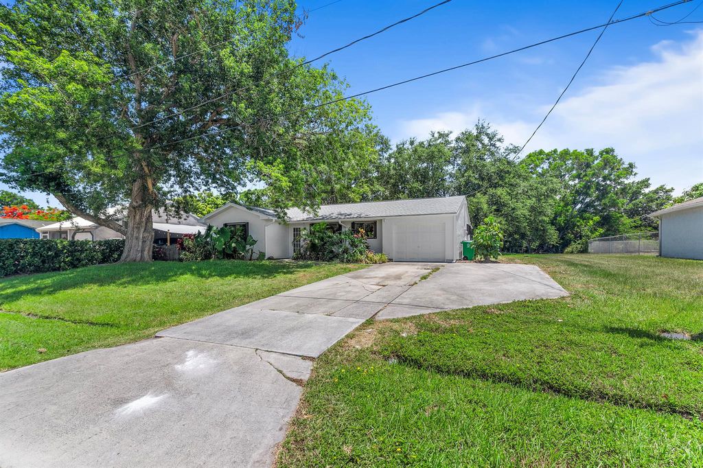 Photo of 2520 SE Tiger Avenue, Port Saint Lucie, FL 34952 (MLS # R10994508)