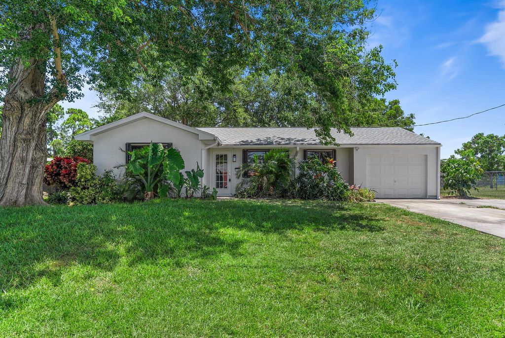 Photo of 2520 SE Tiger Avenue, Port Saint Lucie, FL 34952 (MLS # R10994508)