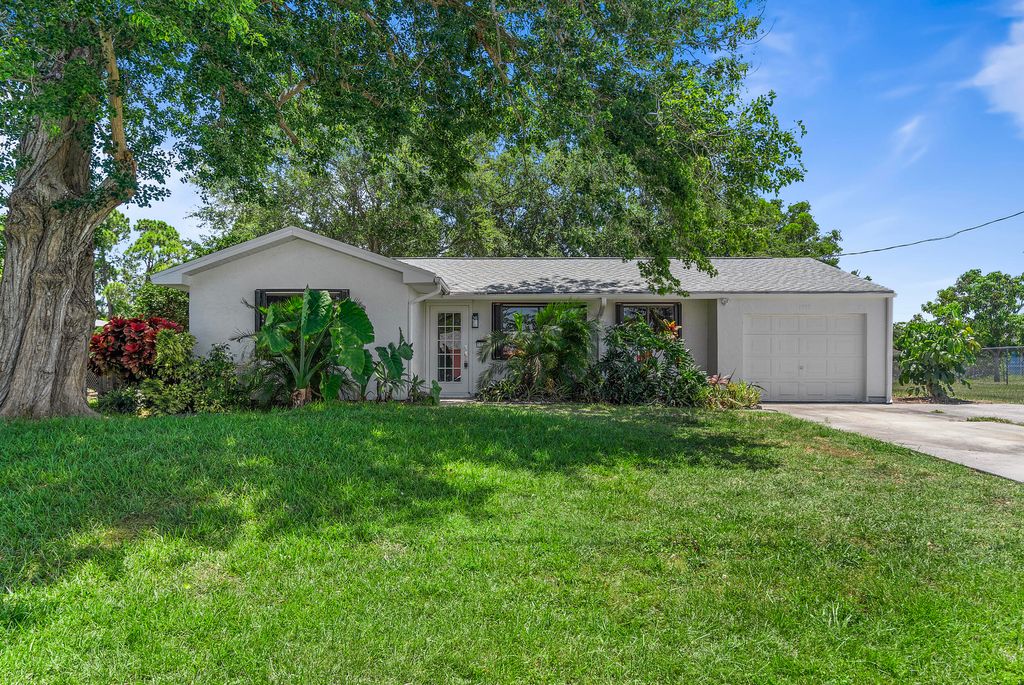 Photo of 2520 SE Tiger Avenue, Port Saint Lucie, FL 34952 (MLS # R10994508)