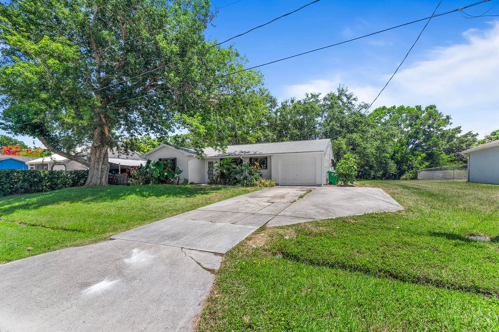 Photo of 2520 SE Tiger Avenue, Port Saint Lucie, FL 34952 (MLS # R10994508)