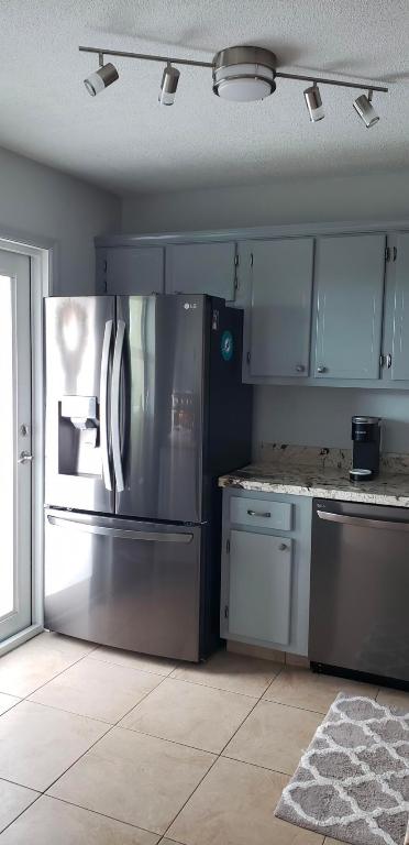 VILLAGE ROYALE - Residential Lease