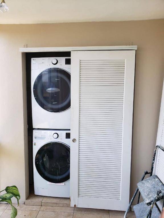 VILLAGE ROYALE - Residential Lease