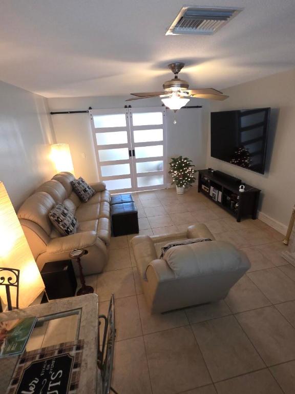 VILLAGE ROYALE - Residential Lease