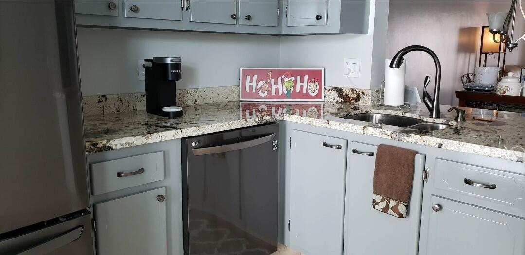 VILLAGE ROYALE - Residential Lease