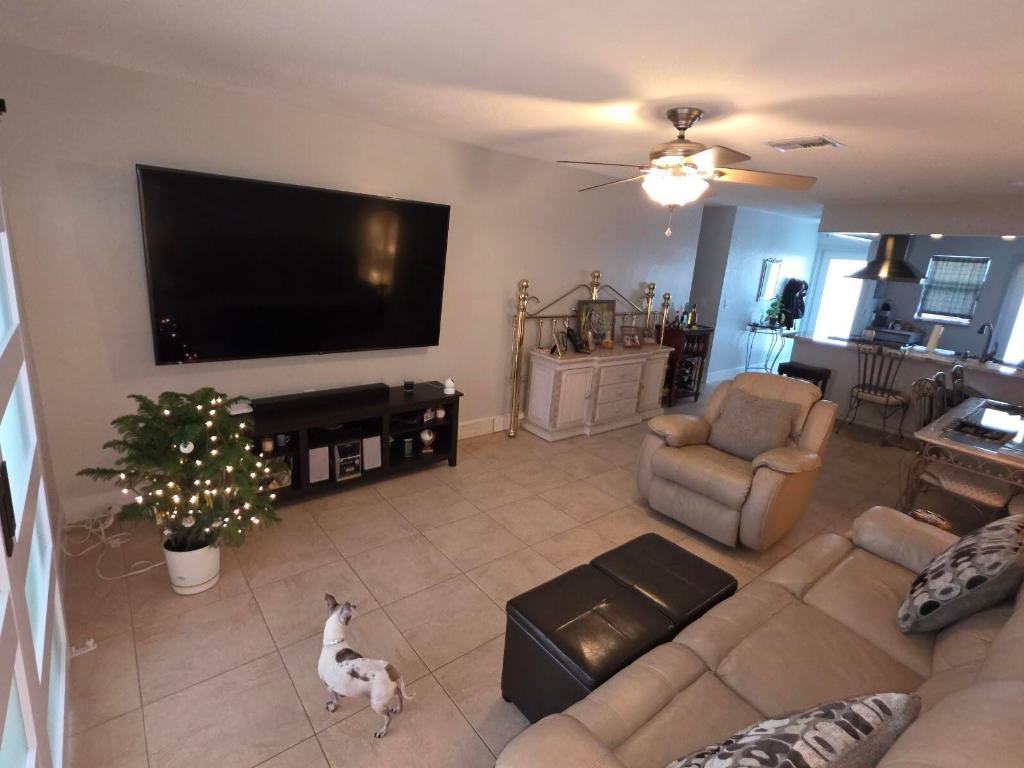 VILLAGE ROYALE - Residential Lease