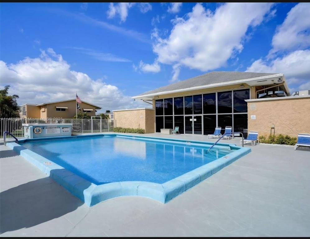 VILLAGE ROYALE - Residential Lease