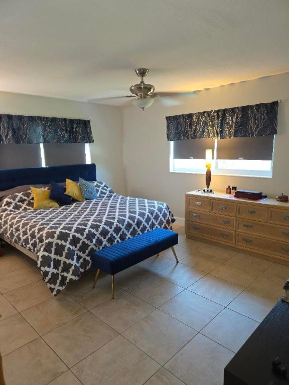 VILLAGE ROYALE - Residential Lease