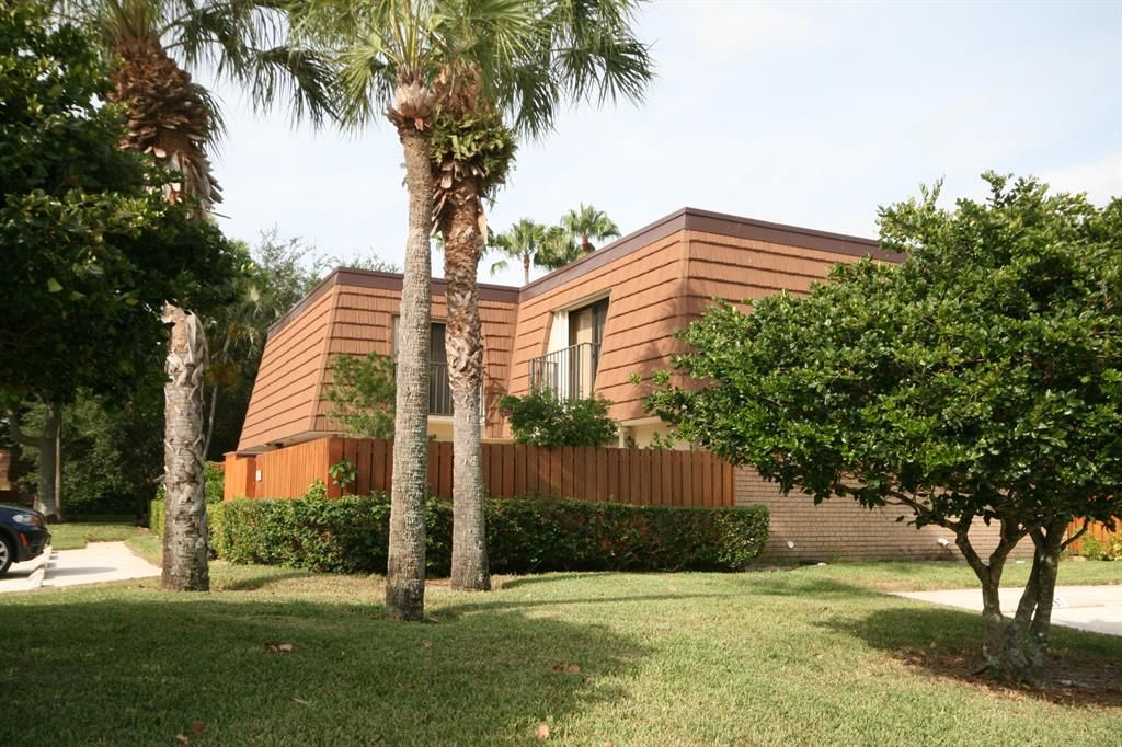 Photo of 2603 26th Court Ct, Jupiter, FL 33477 (MLS # R10706393)