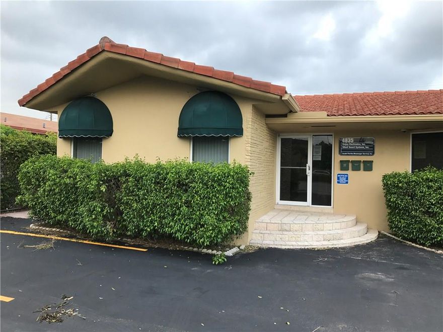 Beautiful unit with central air. High profile area. Professionals only.