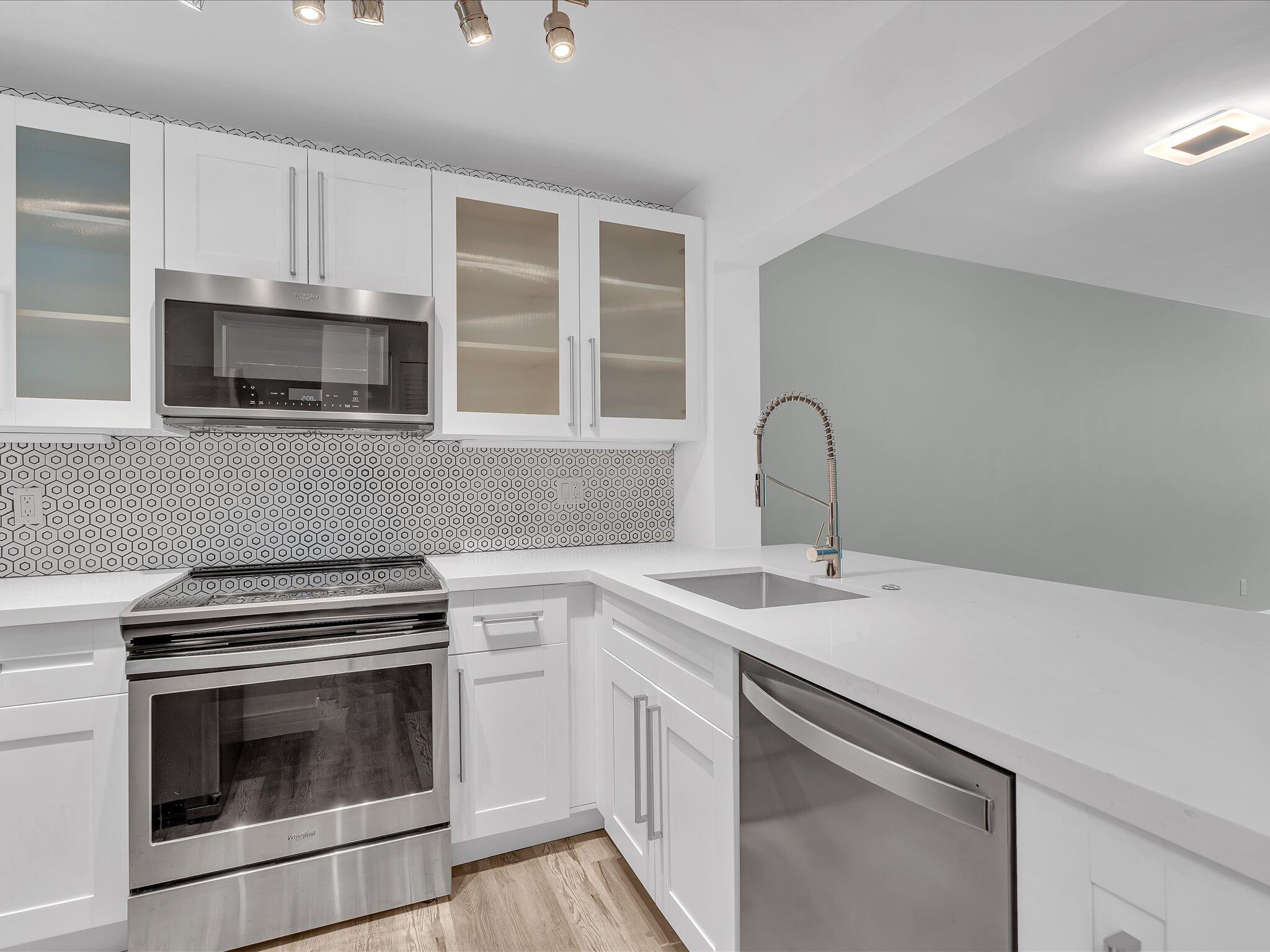 KINGS PARK GARDEN APTS CONDO - Residential