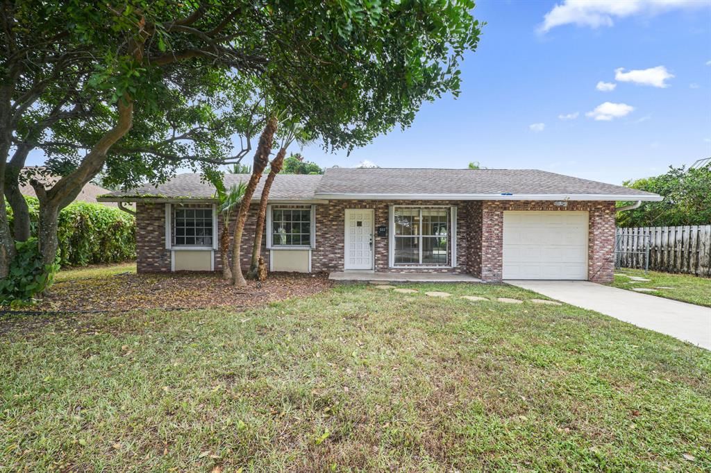 Photo of 532 Lindell Boulevard, Delray Beach, FL 33444 (MLS # R10747550)