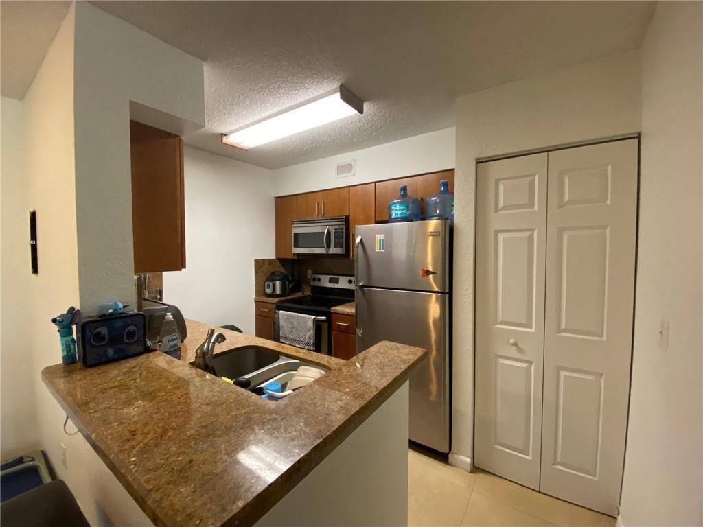 LAKEVIEW CLUB CONDO - Residential Lease