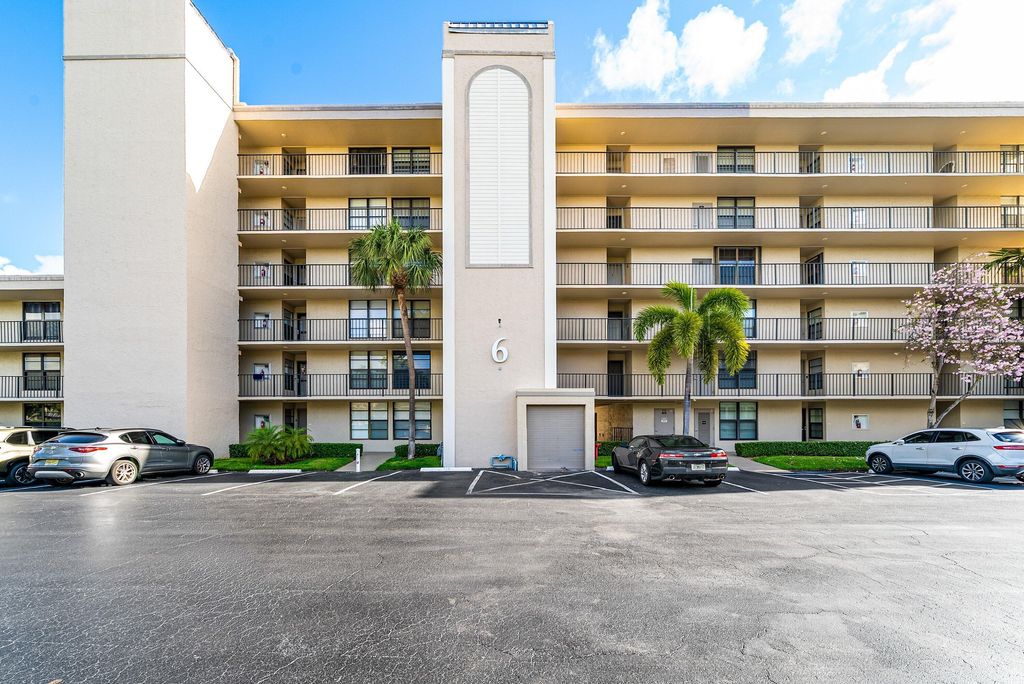 Photo of 6 Royal Palm Way #605, Boca Raton, FL 33432 (MLS # B26001046)
