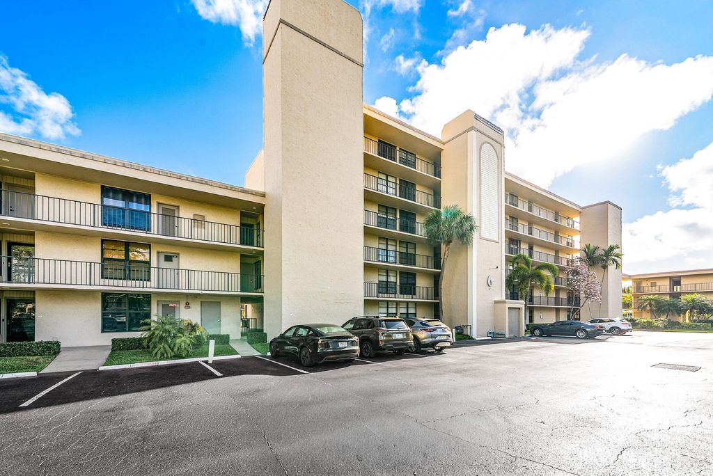 Photo of 6 Royal Palm Way #605, Boca Raton, FL 33432 (MLS # B26001046)