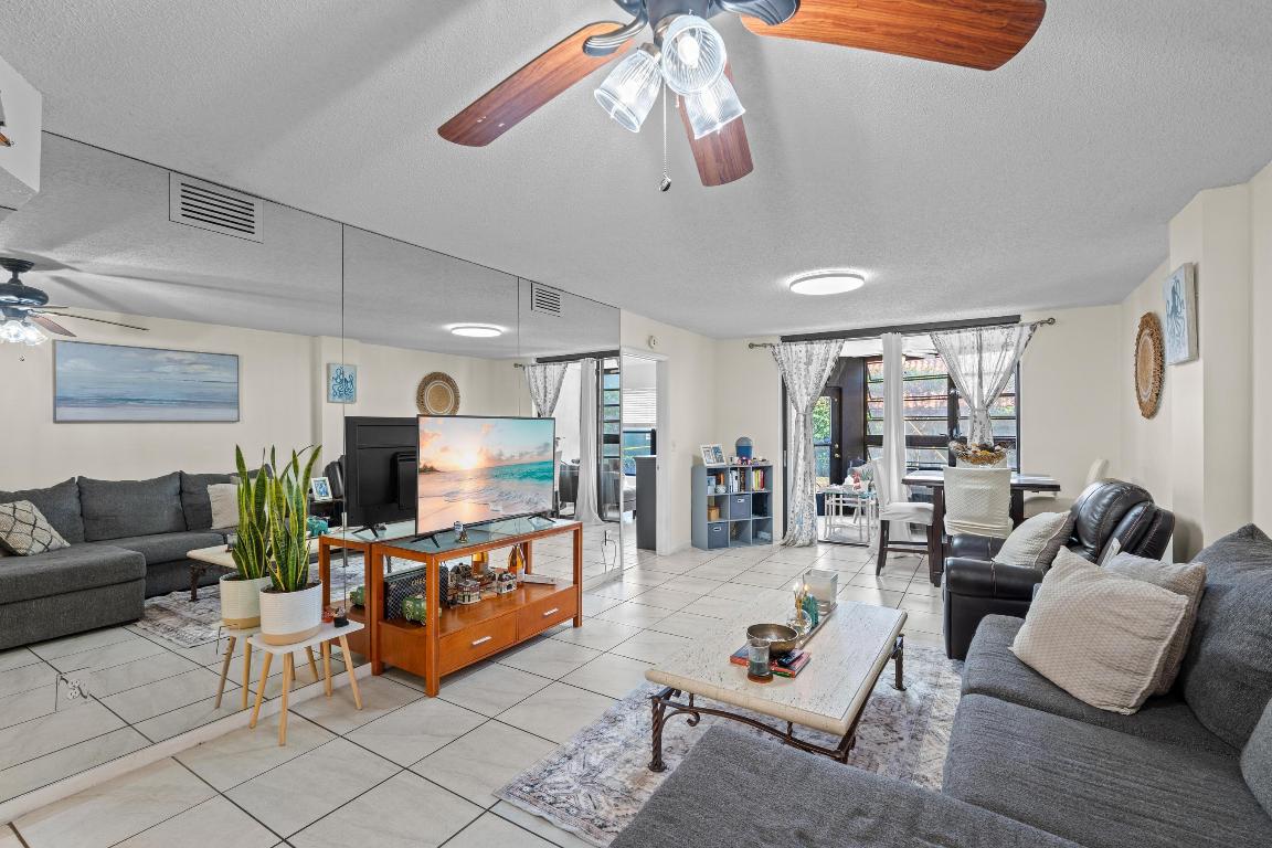 View photos, virtual tours, details... 896 N Federal Highway 121