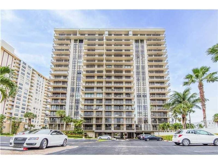 ANNUAL RENTAL. AMAZING 2BR 2 BA CONDO ON THE BEACH. DIRECT OCEAN VIEWS. STATE OF THE ART KITCHEN. GORGEOUS DIRECT VIEWS OF THE OCEAN. WALK ACROSS THE STREET TO THE BEACH, SHOPPING AND RESTAURANTS.