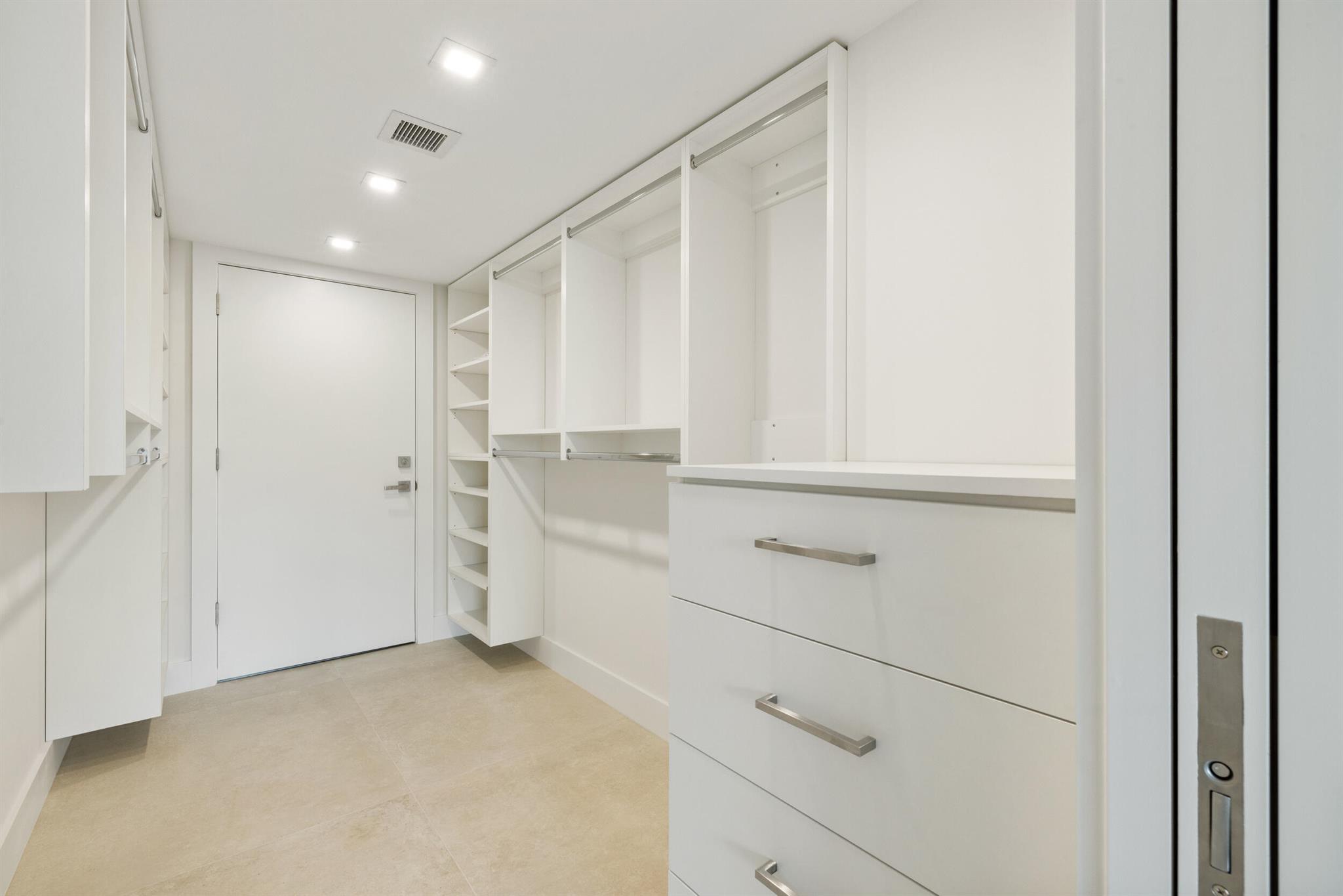 CARLYLE HOUSE CONDO - Residential