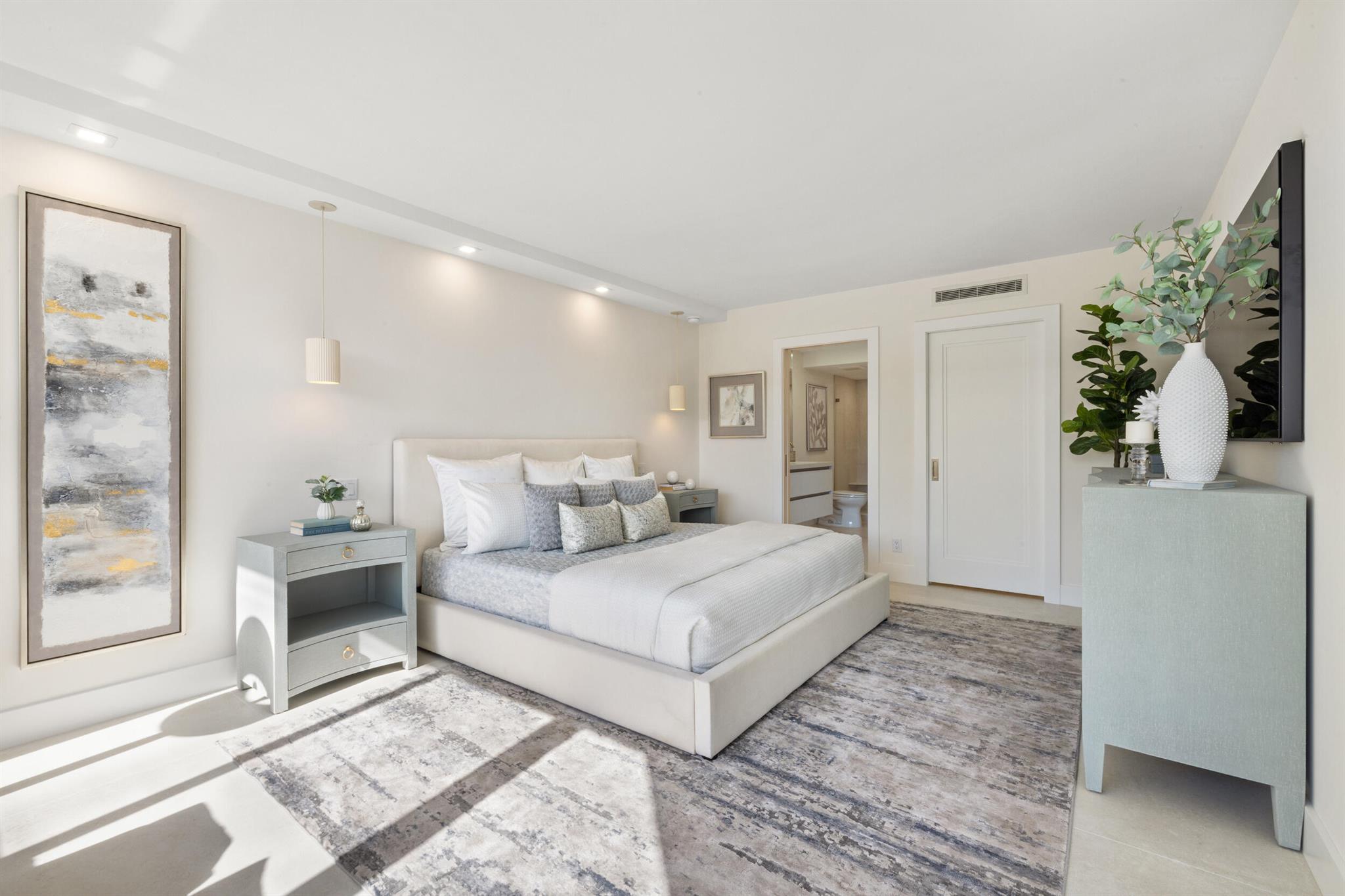 CARLYLE HOUSE CONDO - Residential