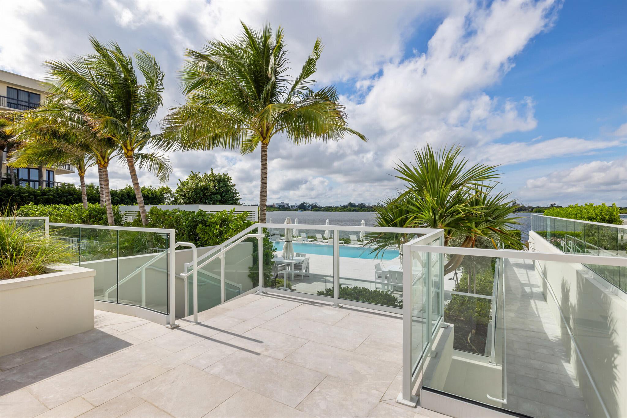 CARLYLE HOUSE CONDO - Residential